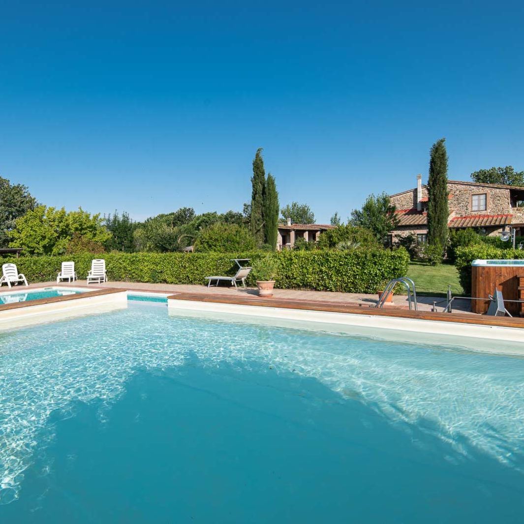 Il vecchio casale piscina e giardino