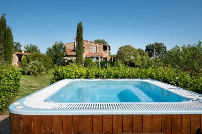 Piscina e vasca idromassaggio vecchio Casale