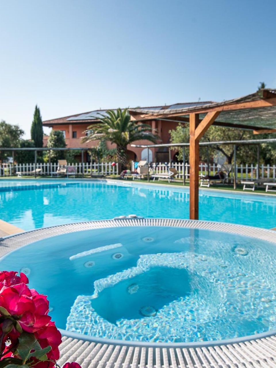 La Fattoria con piscina e giardino